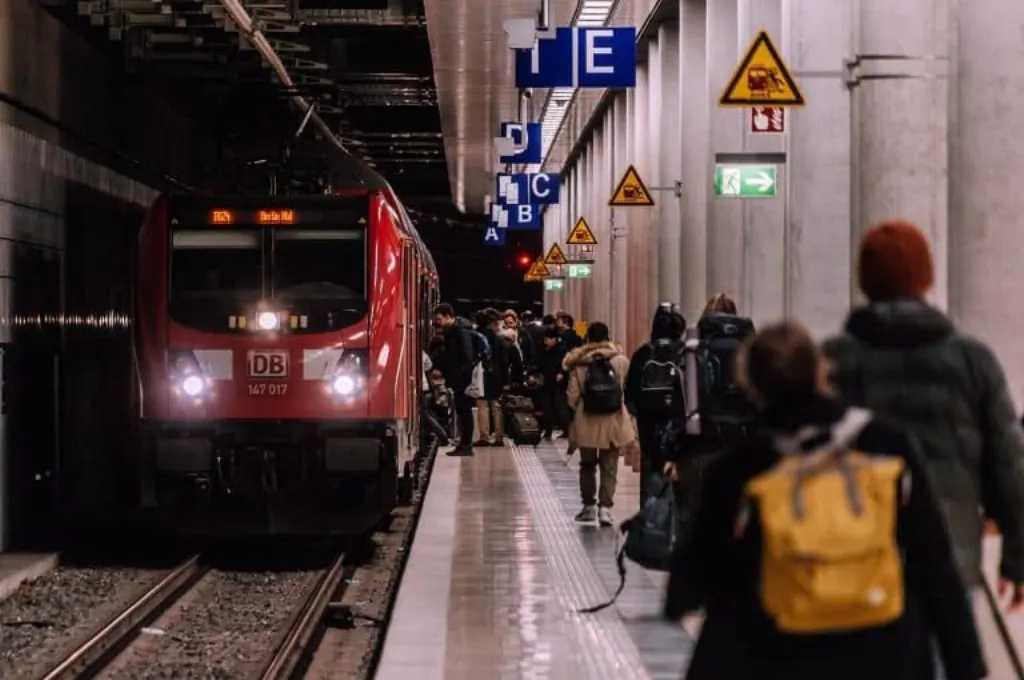 découvrez comment voyager en train avec votre compagnon à quatre pattes ! profitez de conseils pratiques et d'astuces pour un voyage confortable et agréable pour vous et votre animal de compagnie. le train devient le moyen idéal pour explorer de nouvelles destinations tout en restant proches de votre fidèle ami.