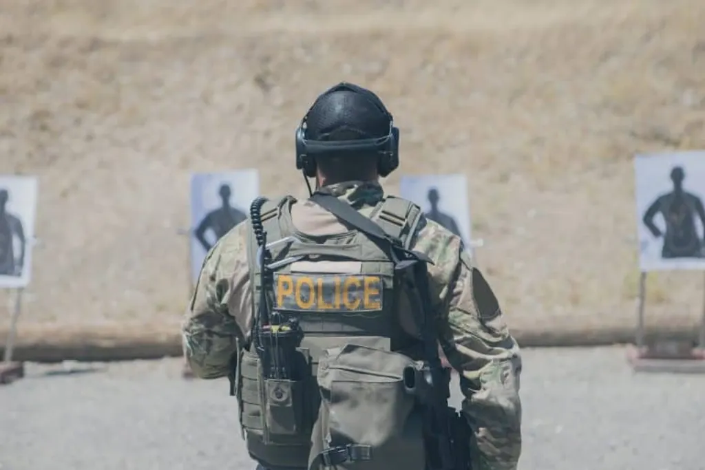 découvrez les dernières informations et analyses sur les incidents de tirs de police, leurs conséquences sur la société, et les débats sur la sécurité et les droits civiques.