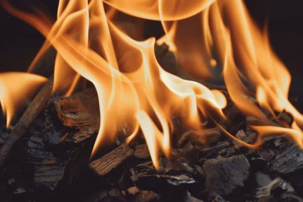 découvrez l'univers fascinant du feu : ses propriétés, son histoire, et son impact sur notre vie quotidienne. explorez les différentes utilisations du feu, de la cuisine à la sécurité, et apprenez comment maîtriser cet élément essentiel avec prudence.
