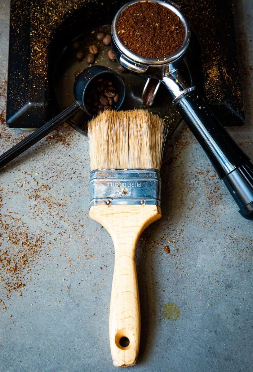 découvrez notre brosse pour chien, spécialement conçue pour démêler et entretenir le pelage de votre compagnon à quatre pattes. offrez-lui un moment de bien-être tout en réduisant les nœuds et les pertes de poils.