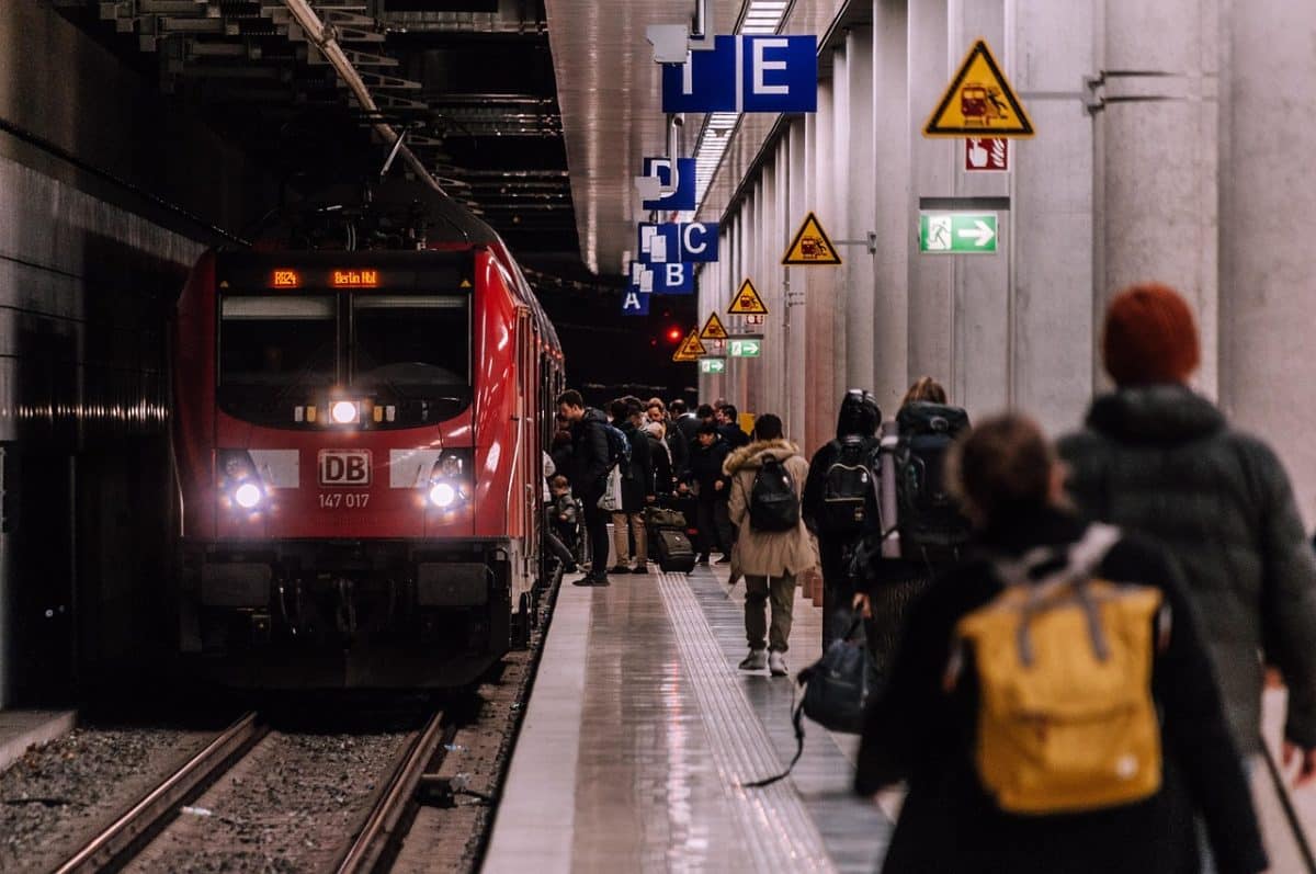 découvrez comment voyager en train avec votre compagnon à quatre pattes ! profitez de conseils pratiques et d'astuces pour un voyage confortable et agréable pour vous et votre animal de compagnie. le train devient le moyen idéal pour explorer de nouvelles destinations tout en restant proches de votre fidèle ami.