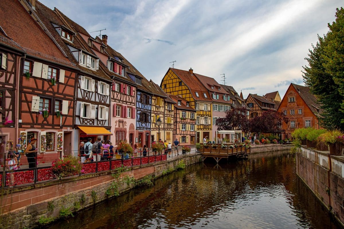 découvrez l'alsace, une région riche en culture, gastronomie et paysages pittoresques. entre ses charmants villages, ses vignobles réputés et ses traditions festives, l'alsace vous invite à une expérience inoubliable au cœur de l'europe.