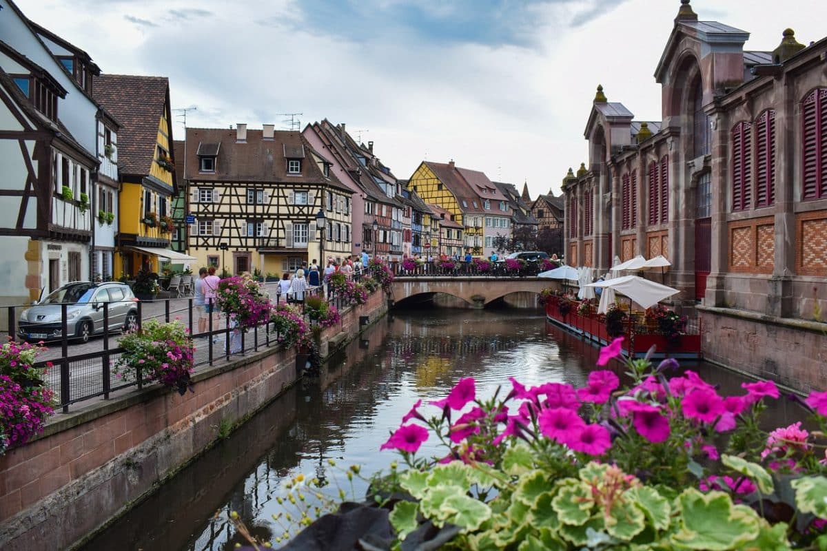 découvrez l'alsace, une région chargée d'histoire et de culture, célèbre pour ses paysages pittoresques, ses villages typiques et sa délicieuse gastronomie. explorez ses vignobles, ses traditions, et laissez-vous séduire par l'hospitalité alsacienne.
