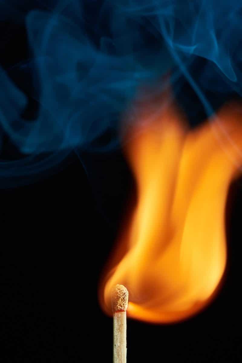 découvrez l'univers fascinant du feu, ses mystères et ses applications, des flammes dans la nature aux techniques de maîtrise du feu, en passant par son rôle essentiel dans la culture et la science.